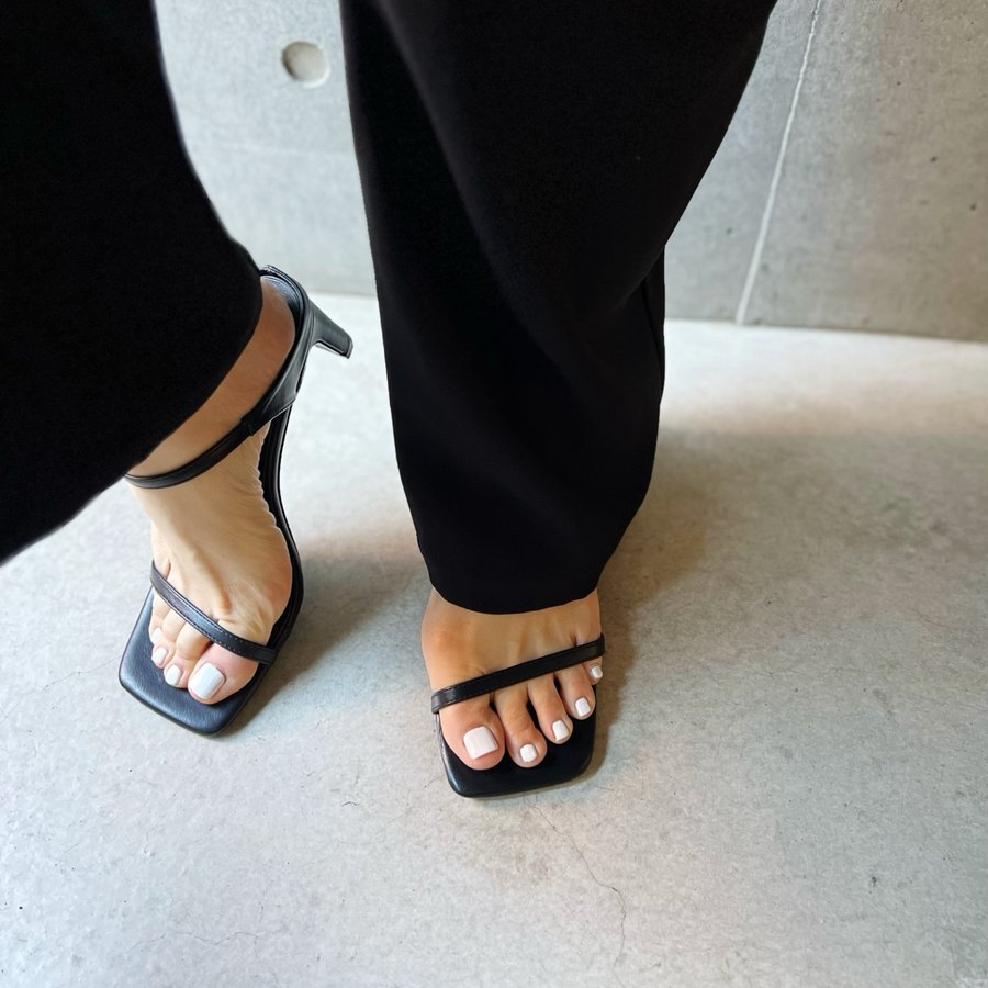 アミアミのセットバックヒールサンダルを黒パンツに合わせた足元