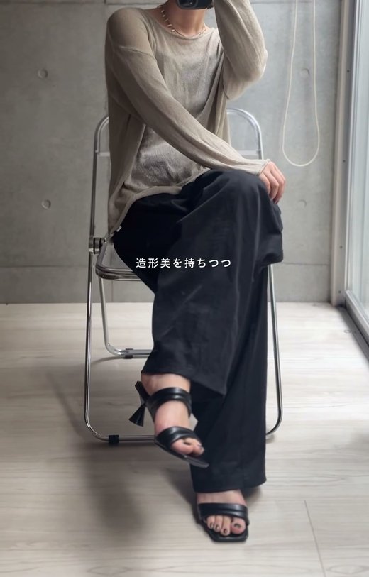 Vivianのサンダル×黒のワンピース