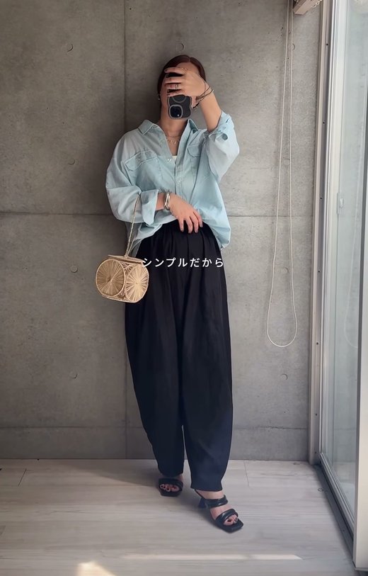 Vivianのサンダル×水色シャツと黒パンツ