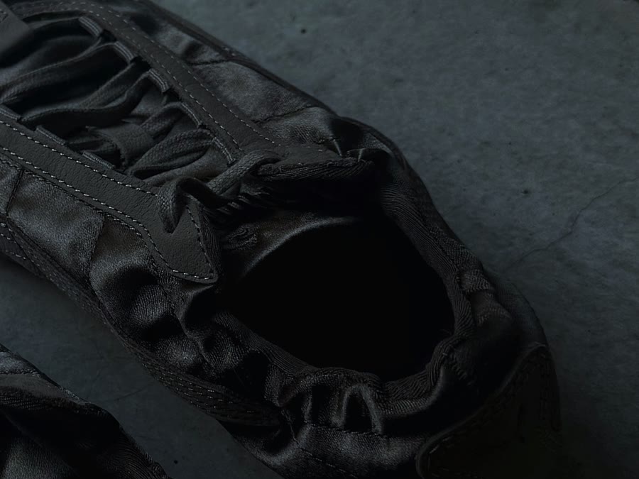 PUMA Hストリート エトワールの踵ギャザー部分の拡大。サテンがクシュっと寄っている
