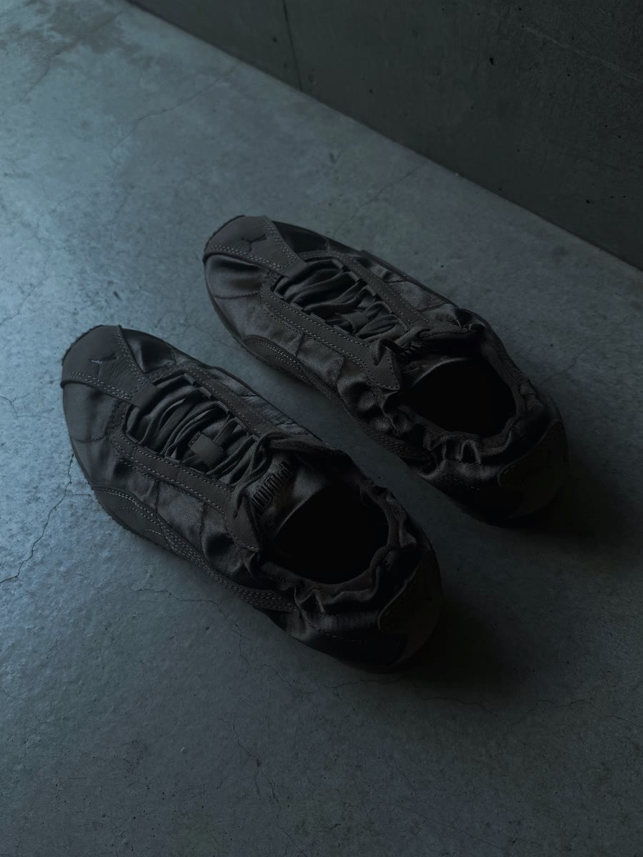 PUMA Hストリート エトワールの黒。サテン素材で踵にギャザーが入っている