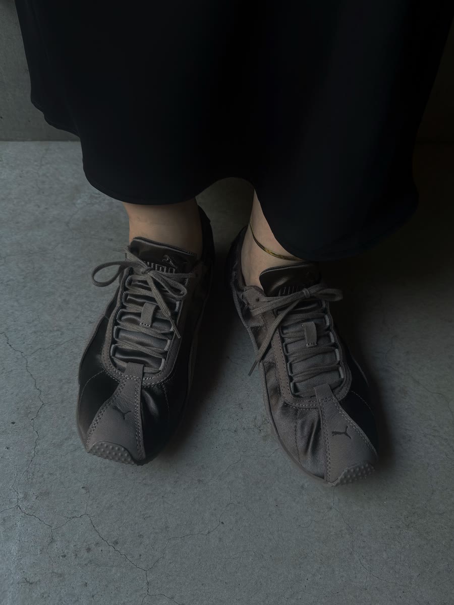 PUMA Hストリート エトワールを黒のスカートに合わせた足元