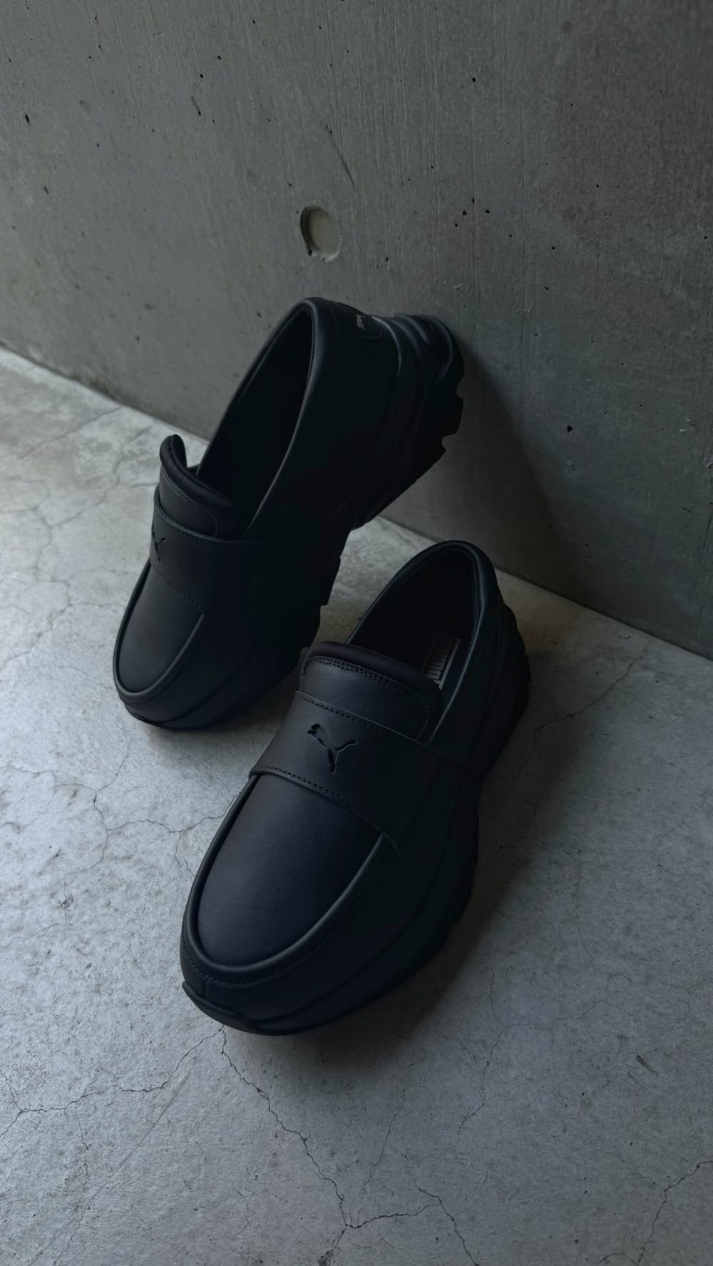 PUMAウィメンズローファー(Loafyr Wns)の黒。マットなレザーアッパーと厚いソール