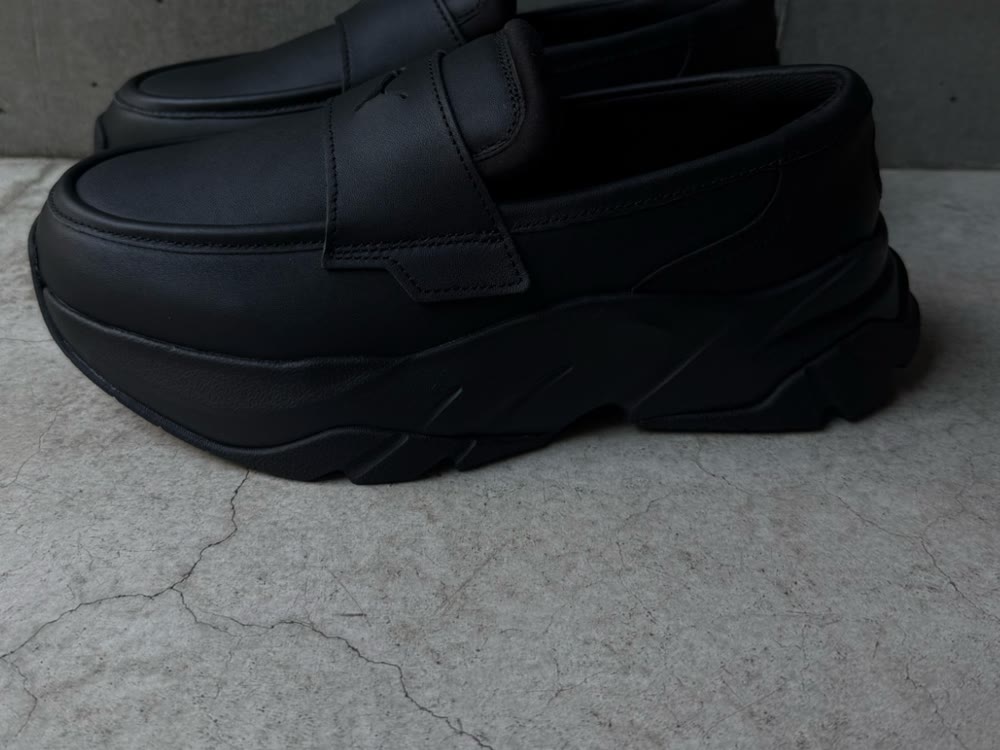 PUMAローファーのソール部分。マットな質感で厚みのあるプラットフォーム