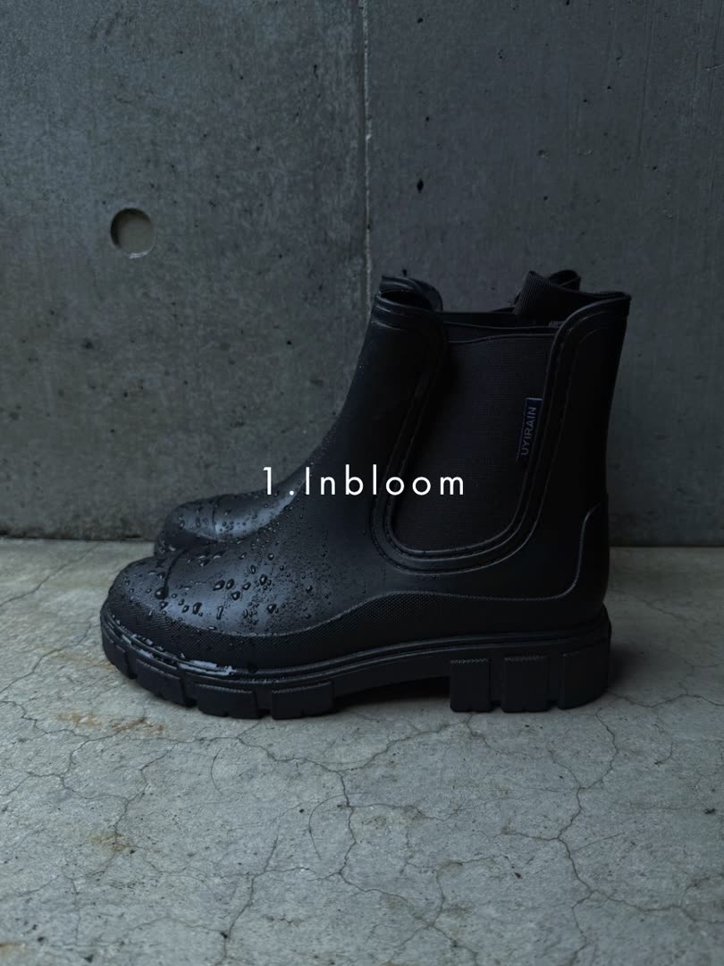 Inbloomの厚底サイドゴアレインブーツ。黒のラバー素材