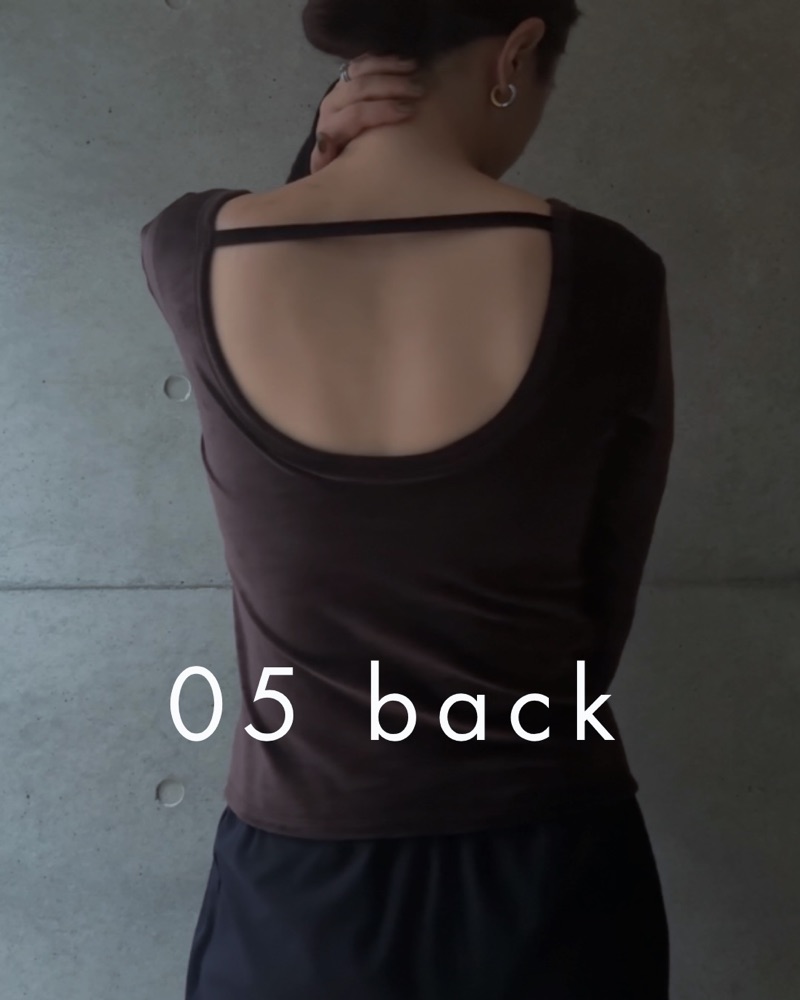 同じベロアTの背中。大きく開いたバックオープン