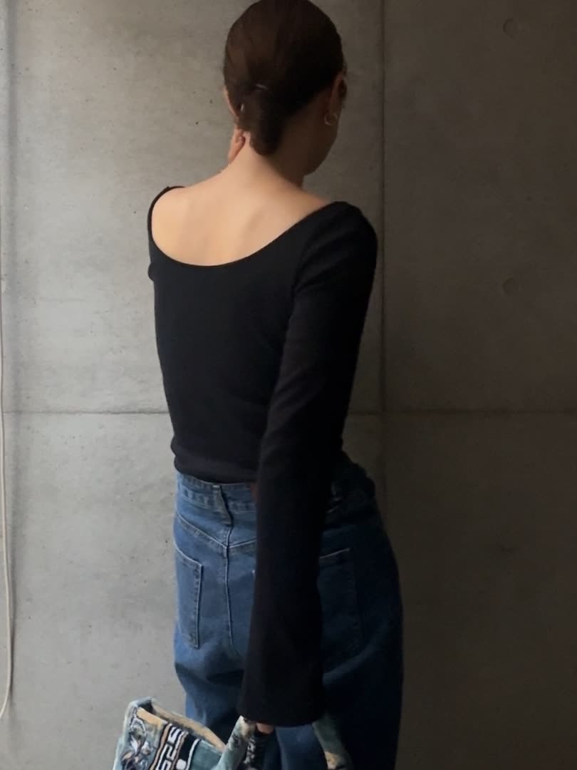 tu-hacciのカップ付き長袖リブトップス ブラックの後ろ姿。ほどよい背中開き