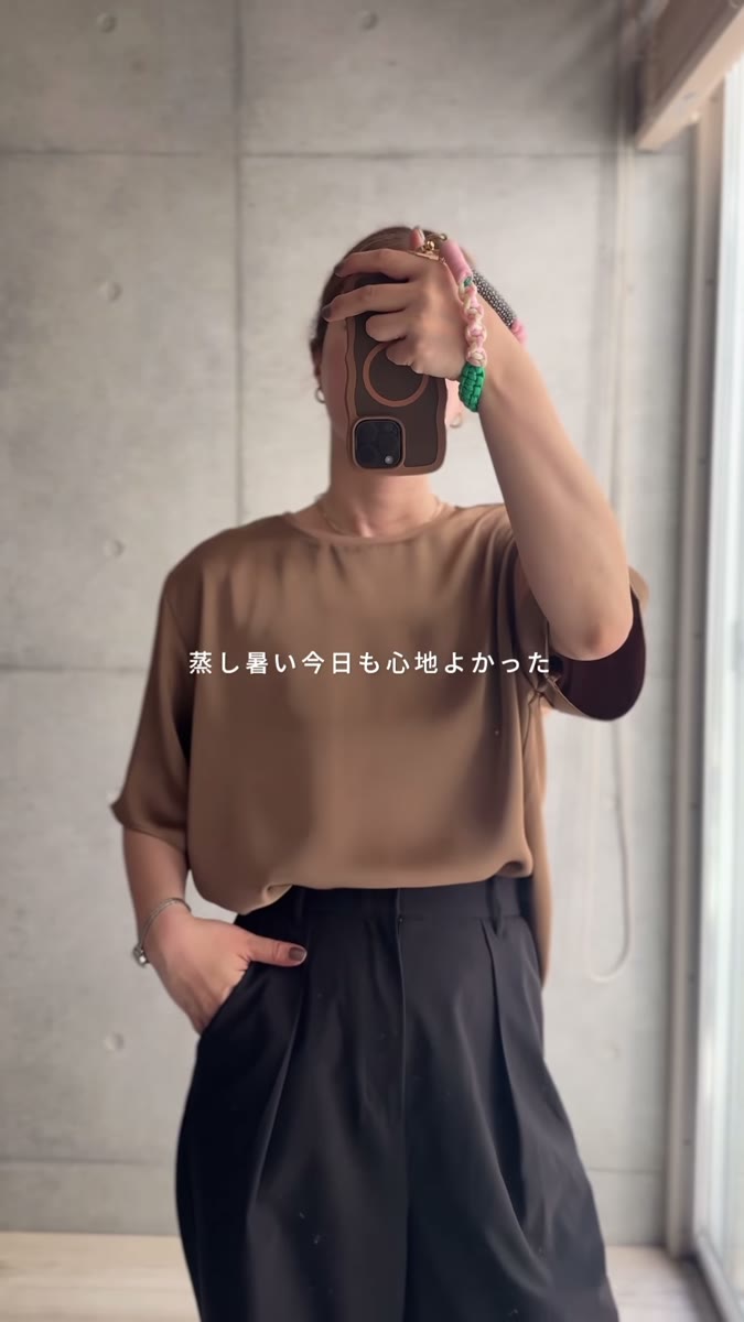 UNIQLO:Cのサテンブラウスの五分袖。二の腕が隠れる長さ
