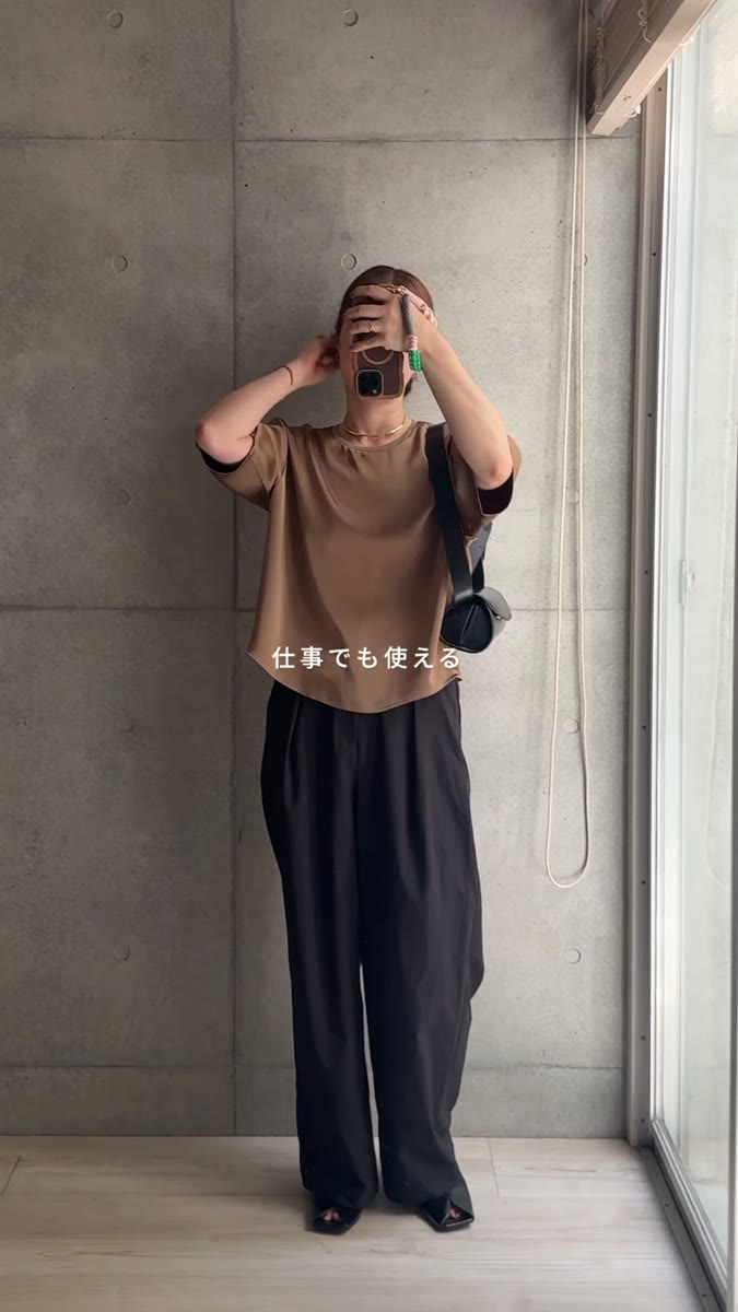 UNIQLO:Cのサテンオーバーサイズショートブラウス(ベージュ)に黒のワイドパンツを合わせた全身