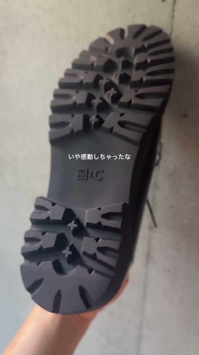 UNIQLO:Cのレースアップシューズのソール。厚みのあるラグソールにUNIQLO:Cの刻印
