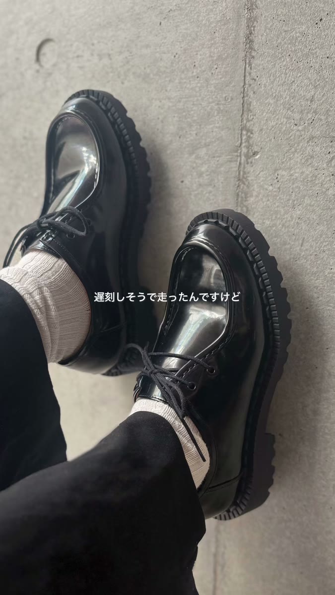 UNIQLO:Cのレースアップシューズを履いた足元。厚底でツヤのある黒