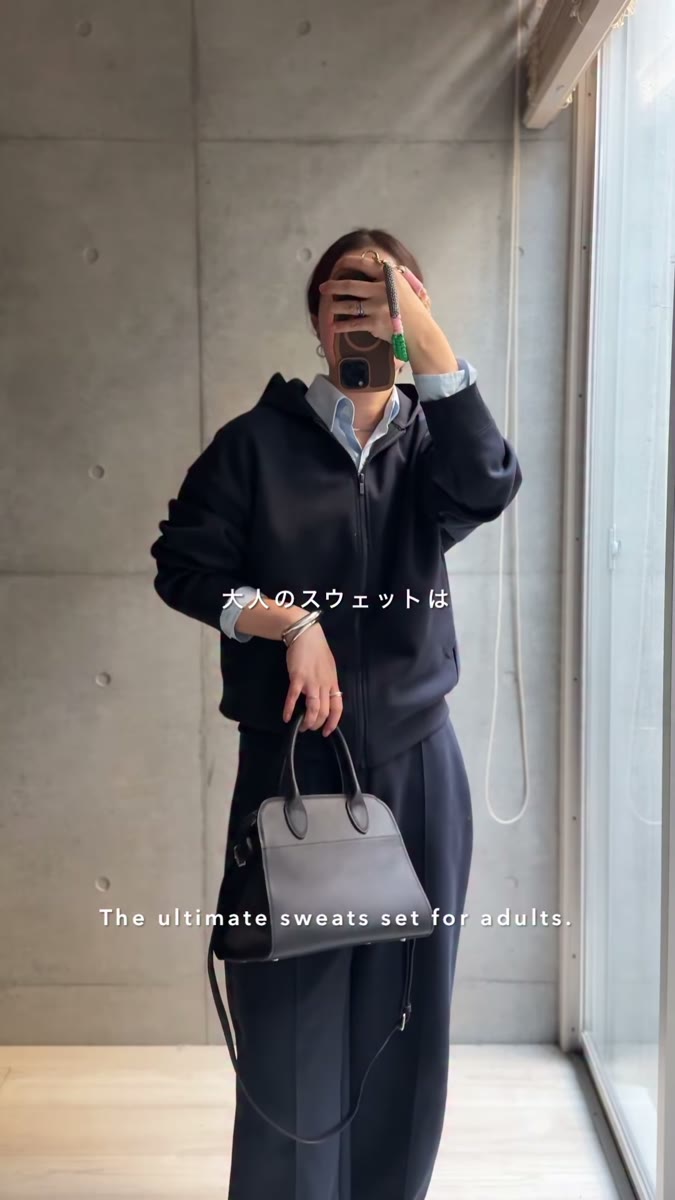 UNIQLO:Cのスウェットフルジップパーカとストレートパンツのネイビーのセットアップ