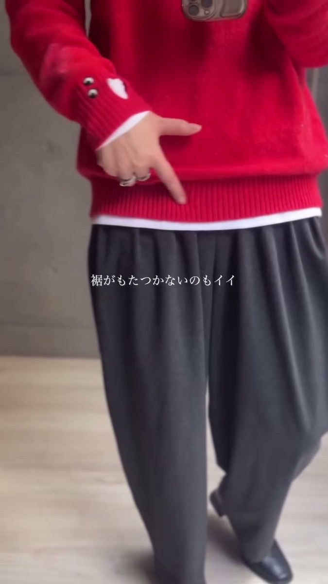 赤いニットの裾と袖口から、ユニクロメンズSサイズの白いエアリズムコットンクルーネックTが覗く。裾がもたつかない