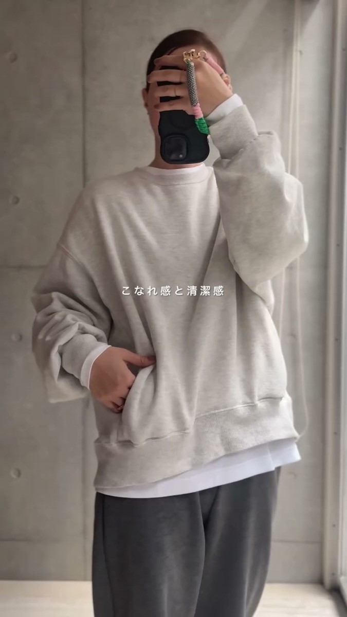 オーバーサイズの杢グレースウェットの襟と裾から、UNIQLO Uの白いエアリズムコットンクルーネックTを覗かせた着こなし