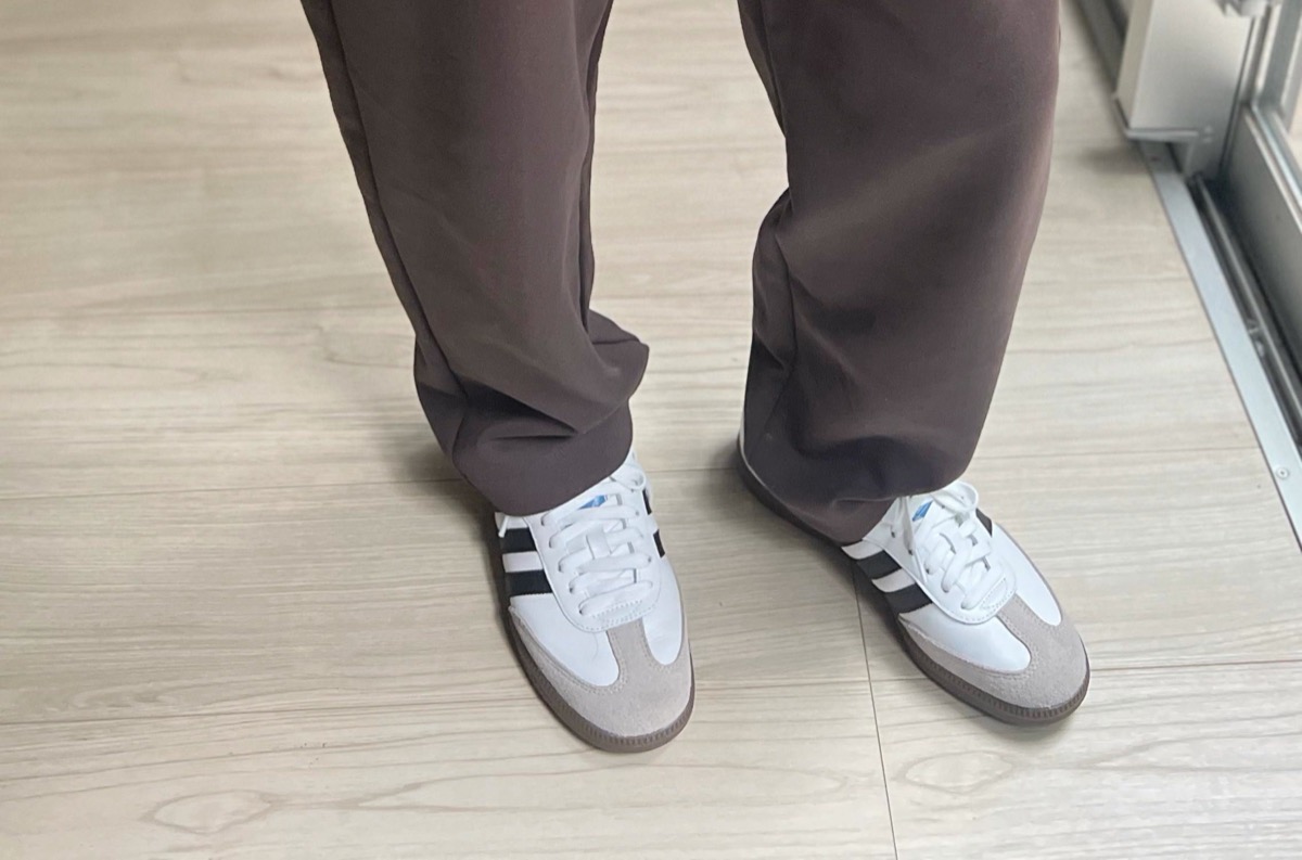ユニクロU エアリズムコットンスウェットパンツ（ブラウン）の裾。テーパードで足首に向かって細くなり、白いスニーカーに合わせている