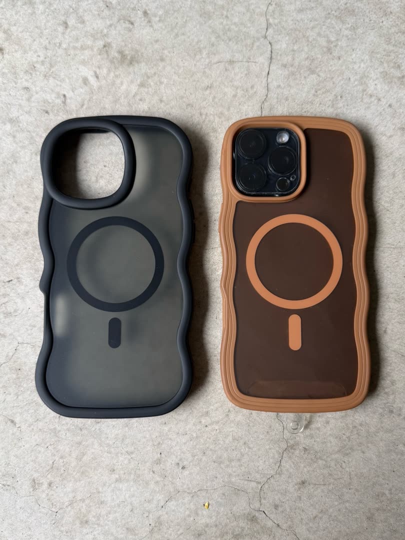 ウェーブ型スマホケースのブラック(himawarizakkaya)とブラウン(sjtshop99)を並べたところ