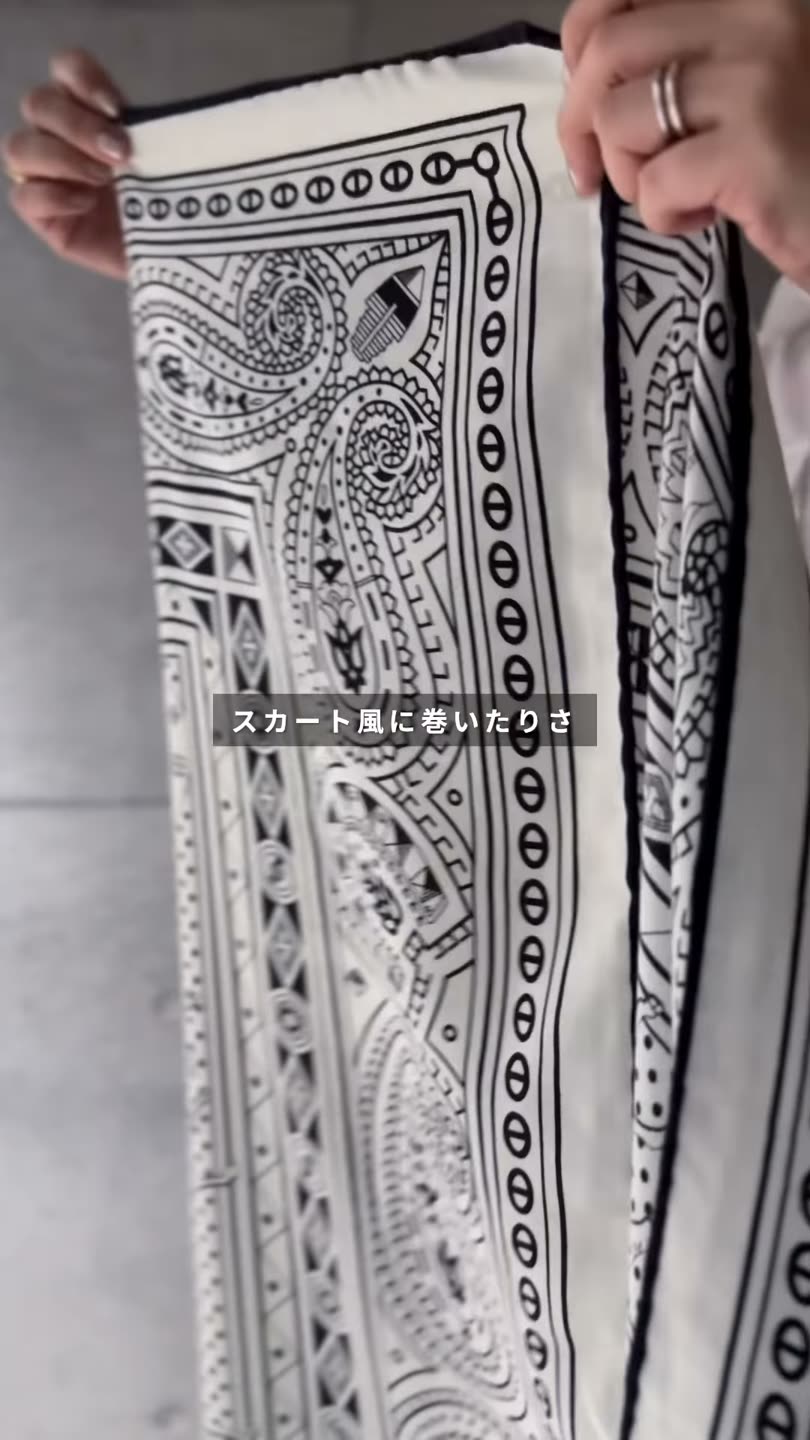 モノトーンのペイズリー柄と黒の縁取り。130×130の大判ストール